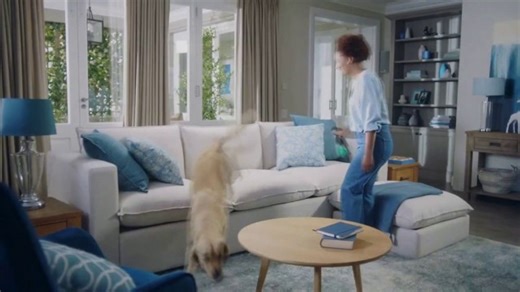 Febreze Touch Fabric Spray TV Spot, 'A Burst of Freshness'