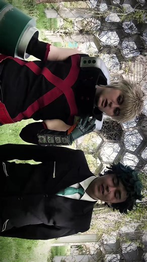 Deku Cosplay - My Hero Academia Gauntlets Reveal