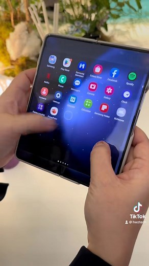 8.8K views · 33 reactions | Two-hand multitasking is here! #samsung #galaxyzfold5 #hwzsg #sgtech #reels | HardwareZone.com | Facebook