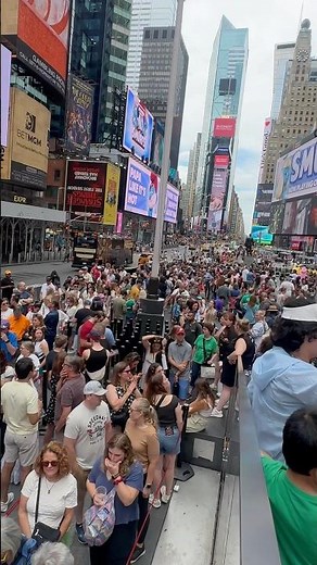 This is New York City | TIMES SQUARE Broadway TKTS Line 😱 #nycwalkingtour #broadway