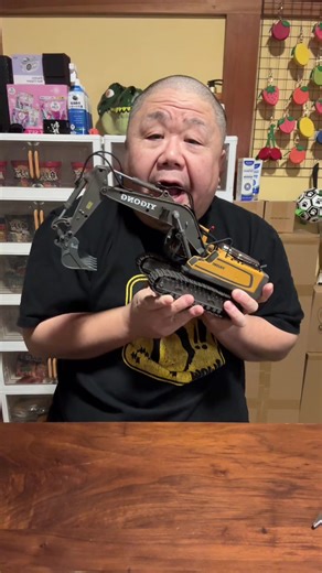 重機すきな人、これテンション上がるやつじゃない？😆 ショベルの動きがリアルすぎて、ついずっと触ってしまうやつ。 手のひらサイズのミニホイールローダー🚜 細かいとこまで作り込まれてて、男心くすぐられる✨ たけしはこういうの見つけたら とりあえず動かしてみたくなるタイプ😂 #たけしの珍道中 #イズニート #重機 #ホイールローダー #おもちゃ