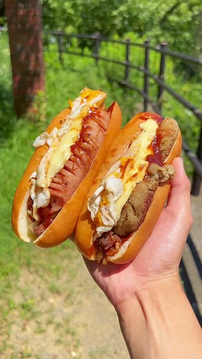 80歳超のおじいちゃんが作る絶品バーガー🌭真夏も真冬も1人で切り盛りし、行列を捌く姿は圧巻！バーガーはお手頃価格でボリューム満点！人生で1度は食べてみてほしい。 （店名） ・今屋のハンバーガー西公園本店 （住所） ・福岡市中央区西公園13-13 展望台 （営業時間） ・11:00〜夕方 （定休日） ・宇宙人の気まぐれ エッグバーガーチーズ 450円 フランクエッグチーズ 500円 #福岡グルメ #TikTokグルメ #ハンバーガー #旅行