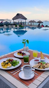 ¡Vacaciones Familiares de Lujo Frente al Mar en Puerto Vallarta! Descubre el equilibrio perfecto entre lujo y comodidad en Sunset Plaza Beach Resort, donde cada habitación ofrece vistas inigualables al océano Pacífico. Disfruta de amplias suites ideales para familias, piscinas climatizadas y un club infantil que garantiza diversión para los más pequeños. Todo esto en un concepto Todo Incluido que cuida cada detalle para tu tranquilidad. Reserva ahora y crea recuerdos inolvidables en Puerto Valla