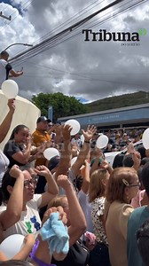 🕊️ "LINCOLN FOI ENTERRADO, MAS A DOR FICA" O corpo do jovem Lincoln Gabriel, de apenas 16 anos, foi sepultado sob forte comoção neste domingo em Palmeira dos Índios. Amigos, familiares e moradores da cidade acompanharam em silêncio e revolta o adeus a mais uma vida interrompida — segundo testemunhas, pelas mãos da Polícia Militar. ⚠️ A Tribuna do Sertão esteve presente no enterro e traz as imagens exclusivas de um momento que nenhum pai, nenhuma mãe, nenhum povo deveria presenciar: o sepultamen