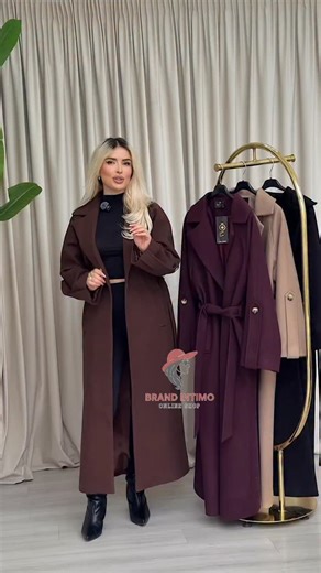 Kjo pallto është thjesht definicioni i elegancës në sezonin e ftohtë 🤎✨ Prerja e saj e drejtë dhe e pastër kombinohet me rripin në bel që krijon një siluetë të rafinuar, femërore dhe shumë të kuruar. Materiali i plotë dhe cilësor rri perfekt në trup, duke dhënë atë look-un ‘premium’ që duket i shtrenjtë në çdo kënd. Gjatësia e gjatë e bën super praktike dhe të ngrohtë, ndërsa detajet minimaliste i japin një finesë moderne që nuk del kurrë nga moda. E thjeshtë, por me klas, një pallto që të tran