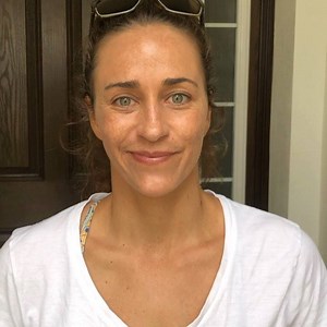 7.2K views · 137 reactions | Quick exercise to start your day. - This is a great way to warm up your legs, hips, and core. - You can do these ANYWHERE! (Don’t worry about people walking by and giving you weird looks 廊... tell them you’re getting SVELTE!!!) - Throw in some monkey pumps (posted those several days ago) and your whole body will be warmed up and ready for the day! | Meredith Shirk & Svelte Training | Facebook