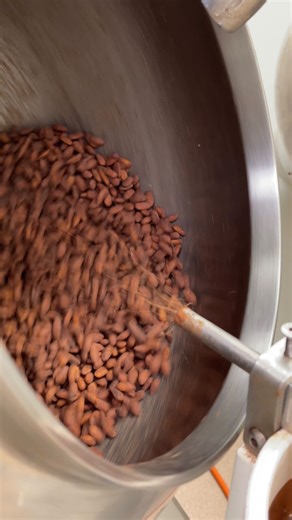 352K views · 38 reactions | A peek at how our chocolate covered caramelized almonds are made襤 61% cocoa mass to coat these sweet, crunchy caramelized almonds and dusted in cocoa powder. Shop online or in store!  Link in profile . . . #chocolatelovers #giftboxes #fortmyers #florida #giftbox #chocolateshop #foodie #normanlove #sarasota #naples #mcgregor #fortmyers #cake #normanloveconfections #almonds #chocolatealmond | Norman Love Confections | Facebook