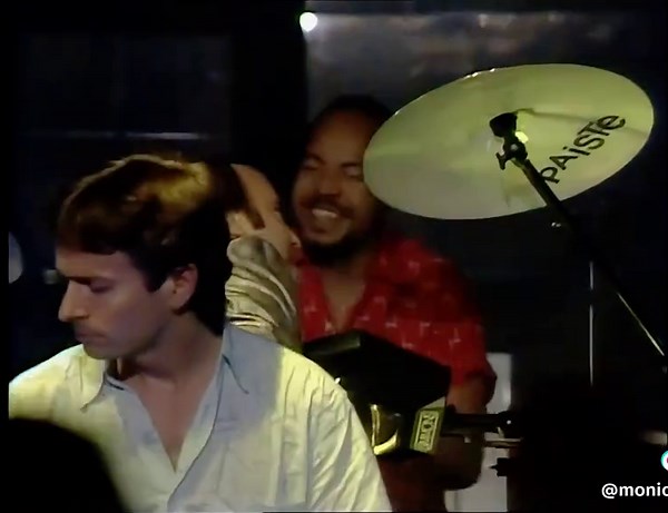 Genesis - Invisible Touch (Montreux) (1986) (Remastered). #philcollins #invisibletouch #genesis #80 #80s #80smusic #musicadelos80y90 #musica #musically #musicvideo #videomusic #song #songs #songlyrics #CapCut