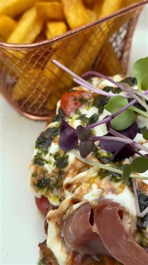 La favorita de muchos… y por buenas razones. Pollo crujiente, burrata cremosa, jamón serrano y tomates confitados. Una combinación que solo podía convertirse en revelación. ✨ | Te con Té