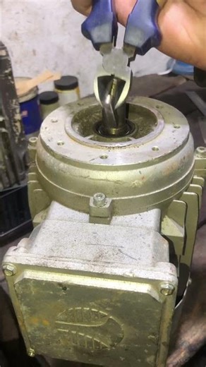 How to Remove a Shaft Key Using Pliers #shorts #gearbox