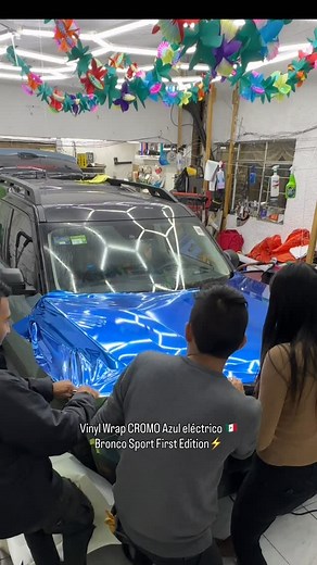 13K views · 506 reactions | Instalar un Vinyl CROMO / No es para cualquiera  Si de los errores uno sale más fuerte, aquí sales  Vinyl Wrap Cromo azul Eléctrico // Ford Bronco Sport First Edition | VINYL WORLD | Facebook