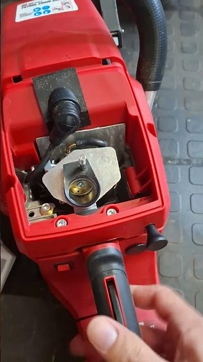 How to engage the choke on a Hyper tough chainsaw. #michaelstoolbench #hypertoughchainsaw #chainsaw