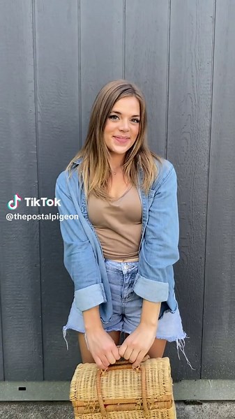 I’m so excited to be officially starting a mail club! Just like pigeons, I would love to send mail filled with good news, fun art, and cozy activities to you each month! I hope you can join the flock! #mailclub #snailmail #smallbusiness #fall #art