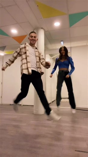 C’est à mon tour d’apprendre des pas de danse à Elsa ! 😭😂 #mariodance #michou #dansemario #tiktok #elsa #pourtoi #onestenfinale