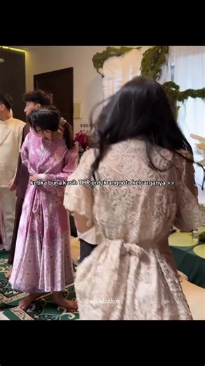 Rachel Vennya Unboxing THR Keluarga