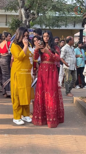 Spring Life Entertainment on Instagram: "തരാ ജാഡ ഒന്നുമില്ലാതെ സെൽഫി എടുക്കാൻ നിൽക്കുന്ന സോനാ നായർ❤️#trending #instagram #viral #actress"