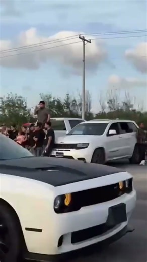 V6 Challenger vs v8 Charger🤔🏁