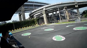 今天我們幫 KAMTOM Nismo GTR 換上了跑車胎, 然後到萬板車場試試看效果 實際跑起來真的這個胎有比較抓地, 跟之前的道路胎抓地力比起來有明顯強化喔 | 平價 RC 實驗室