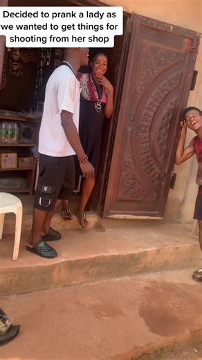 Prank on a lady as we wanted to buy things from her amidst shooting 🖤🖤