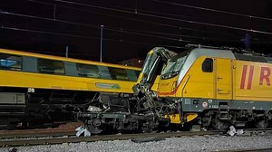 V Pardubicích se srazil nákladní vlak s rychlíkem. Zemřeli čtyři lidé