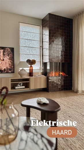Marloes | Interieuradvies, ontwerp & DIY on Instagram: "WOONKAMER UPGRADE: OPEN HAARD 🔥 Aaah, daar is ’ie dan: het resultaat van het haardje! Op een dag zat ik op de bank & wist ik het ineens: de woonkamer was mooi, maar er miste nog iets. Iets dat warmte, sfeer & gezelligheid zou brengen; een haard natuurlijk! Mijn vriend was in eerste instantie niet meteen enthousiast, maar na een serieuze haardenjacht & het bekijken van verschillende soorten haarden, kwamen we elke keer uit op één favoriet. 
