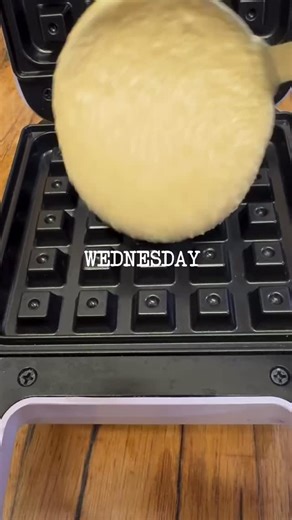 farzaneh.m on Instagram‎: "⸻ ✨ Healthy Oat Waffles in Minutes! Just blend everything together — 200g oats, ½ tsp baking powder, 1 egg, 1 banana, and 400 ml water — until the batter turns light brown. Pour into your waffle maker and enjoy a warm, wholesome breakfast! 🧇🍌🤍 ✨ وافل جو سالم در چند دقیقه! کافیه همه مواد— ۲۰۰ گرم جو، نصف قاشق چای‌خوری بیکینگ‌پودر، یک تخم‌مرغ، یک موز و ۴۰۰ میلی‌لیتر آب — رو خوب میکس کنید تا رنگ خمیر قهوه‌ای بشه. بعد داخل وافل‌پز بریزید و نوش‌جان! 🧇🍌#HealthyWaffles #