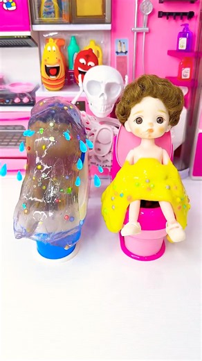 Shinchan diselimuti slime dan menangis 😭 🤣 #shinchan #slime #asmr #funny #toys