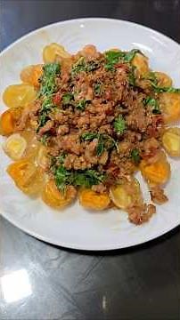 Secret recipe for stir-fried beef with basil and golden eggs