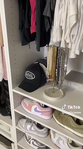 How to Style Black Baggy Jeans for a Streetwear Look