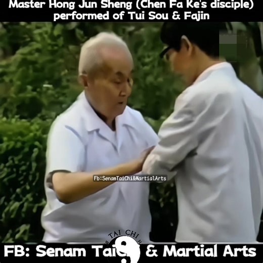 ☯️ Grand Master Hong Jun Sheng performed of Tui Shou and Fajin ☯️ Hong Junsheng (Chinese: 洪均生), born in 1907 in Henan, China, was a Chinese martial arts practitioner, teacher and author. Hong was the longest serving disciple for the Chen-style tai chi master Chen Fa'ke. Starting in 1930, Hong trained uninterrupted with Chen for fifteen years. In 1944, Hong moved to the city of Jinan in Shandong Province. In 1956, he returned to Beijing to study again with his teacher, Chen Fa'ke. Later, Hong exp