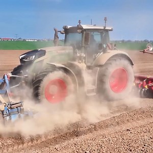 Working in such a dry field makes potato planting tough🥔🌾🔥 #bigmachines #farminglife #reels | Big Machines