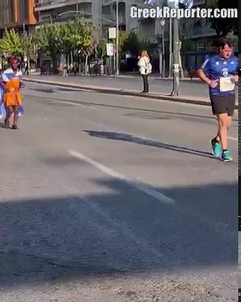 🇬🇷 The 2022 Athens Marathon drew over 45,000 runners from all over the world. Pheidippides and the Greeks’ story continues to inspire people all over the world, as is the case with this young man from England. Usaama Kaweesa ran the marathon for charity and carried the Greek flag from start to finish to commemorate the occasion. He joked about being “the black Pheidippides” while dressed in an Ancient Greek outfit. Full story: https://bit.ly/3Uvq5a5 | Greek Reporter