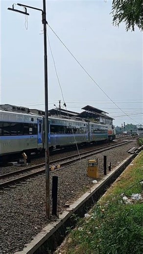 Sapaan Ramah dari Pak Masinis Kereta Api Progo