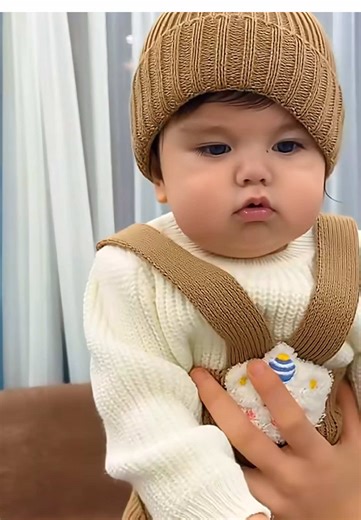 Join the hilarious “Music Makes Me Lose Control” #capcut #capcutpioneer #fyp #aifilter #capcutforus funny dance challenge that’s taking TikTok by storm, inspired by the adorable kid who synced his crazy energy to the viral audio and nailed every beat drop! 😂 This free, fun challenge is perfect for anyone who loves funny dances, viral trends, and having a good time, and it’s open to everyone – kids, men, women, and even seniors can join in on the fun. The challenge rules are simple: use the icon