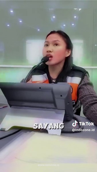 Viral di media sosial momen seorang pengendara motor mendapat teguran langsung dari petugas Dinas Perhubungan (Dishub) DKI Jakarta melalui pengeras suara yang terhubung dengan ruang pemantauan CCTV. Dalam video yang diunggah oleh @dishubdkijakarta, pengendara tersebut diketahui melakukan sejumlah pelanggaran sekaligus. Mulai dari merokok saat berkendara, tidak mengenakan helm, hingga berhenti di atas zebra cross saat lampu merah menyala. Aksi pengendara itu terekam kamera CCTV dan langsung dipan