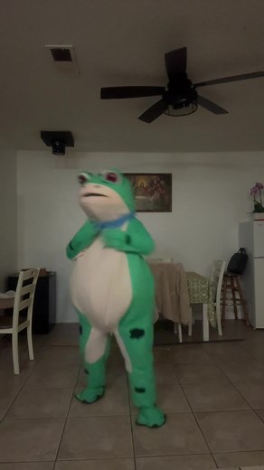 Hombre Besando una Rana que Dice 'Te Amo'