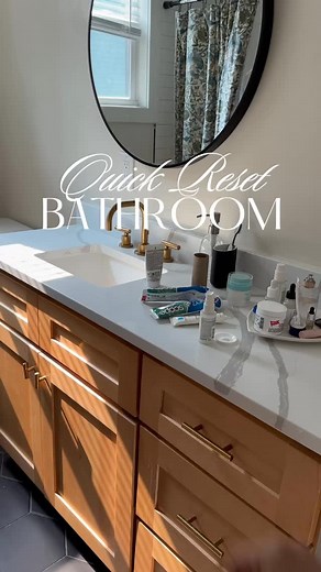 quick bathroom clean reset 🫧🎧🤍 | The Organized Addict