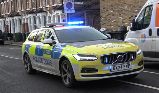 英国大都会警察从Catford警局出警 支援入室突破行动