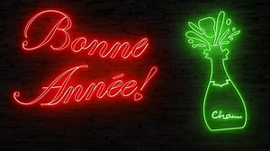 灯光照明的复古霓虹招牌动画BONNE ANNEE（法语，表示新年快乐）香槟酒瓶在深色砖墙背景上吸引眼球，为家人和朋友提供甜蜜的节日问候 库存影片视频（100% 免版税）3660138997 | Shutterstock