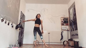 5.9K views · 165 reactions | Strobe light dance  . . . #professionaldreamer #strobelight #dance #upsidedown #jamillipower | Stefanie Millinger Milli-Artist | Facebook
