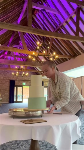 👰‍♀️🤵‍♂️😍 #cake #weddingcake #pretty #sagegreen #gold #goldleaf #cakedecorating #tieredcake #caketok #cakevideo #surrey #fyp #foryoupage