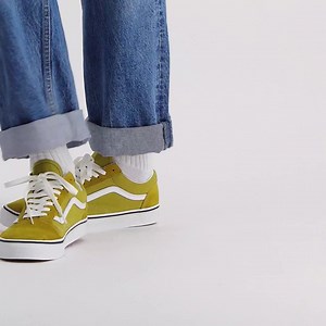 The Old Skool Olive Oil White is one of the most popular models from @VANS with a soft hem around the ankles. Ideal for casual wear: https://bit.ly/2ITk5IS | Side-Step