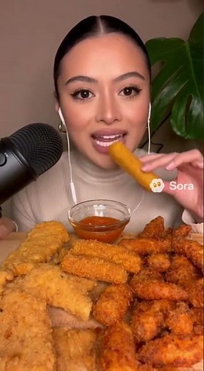 Queen of crunch #asmr #crunchy #mukbang #crunchyasmr
