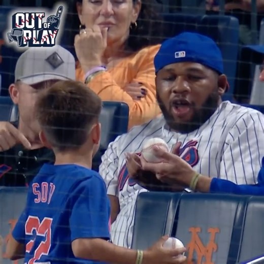 MLB Japan on Instagram: "小さな行動、大きな心❤️ ジェイコブ・デグロムからボールをもらった若いメッツファン。でも、すでに1個持っていたため、別のファンに譲ることにしました。野球は勝利や数字だけではありません。喜びを分かち合うひとときになりました🥹 #OutofPlay"