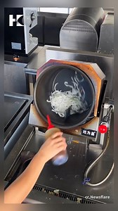 An awesome ‘stir-fry robot’ serves noodles efficiently in Guangdong. #kitchenware #invention #hack #China #Foshan | HKeye