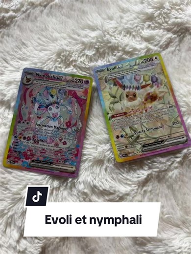 ⸻ Évoli (Eevee) \t•\tNuméro Pokédex National : #133 \t•\tType : Normal \t•\tCatégorie : Pokémon Évolutif \t•\tTaille : 0,3 m \t•\tPoids : 6,5 kg \t•\tTalent(s) : Adaptabilité, Fuite, Anticipation (talent caché) Description Pokédex (exemple de la version Épée) : Sa structure génétique est instable. Il peut évoluer de différentes manières selon son environnement. Particularité : \t•\tÉvoli est célèbre pour ses nombreuses évolutions appelées les Évolitions (8 au total, dont Nymphali). \t•\tC’est un