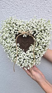 Striking and voluminous, this Valentine’s Day creation by Zielony Motyl Kwiaciarnia perfectly highlights the elegance of XLence® Gypsophila🤍 The designer uses large, perfectly ball-shaped XLence® Gypsophila blooms to build soft, rounded clusters, shaping them carefully into a full heart 🤍. The brilliant white petals are carefully placed to create airy volume, while the straight, strong stems allow the structure to hold its shape ✨. . The dense inflorescence gives the heart a bold presence, tur