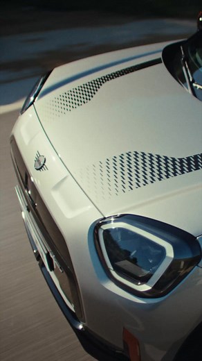 Mach dich bereit für den vollelektrischen MINI Aceman und erobere deine Stadt mit legendärem MINI Gokart-Feeling. MINI JCW Aceman: WLTP Energieverbrauch kombiniert: 16,4 kWh/100 km; WLTP CO2-Emissionen kombiniert: 0 g/km; CO2-Klasse: A; WLTP Elektrische Reichweite: 345-355 km | MINI