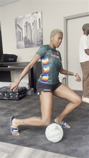 Netball on the floor. Who takes the bait? 😏 #SPARChallenge #SPARProteas #WeAreAllIn #EndPeriodPoverty #EndGBVF | Netball South Africa