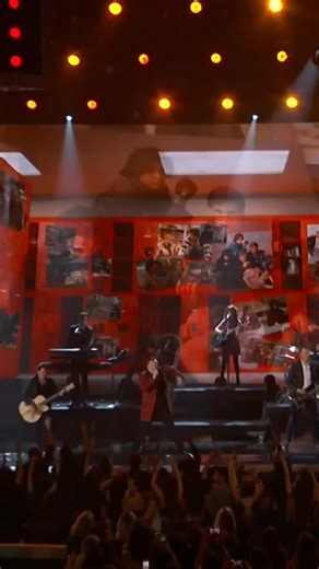 On this day in 1985, Simple Minds released ‘Don’t You (Forget About Me)’ as a single in the US. The song went on to reach number one on the Billboard Hot 100, becoming the band’s biggest international hit and defining a generation through its association with The Breakfast Club. Thirty years later, in 2015, the band performed the song on the Billboard Music Awards stage to mark the anniversary of it topping the US chart, introduced by the film’s star, Molly Ringwald. | Simple Minds